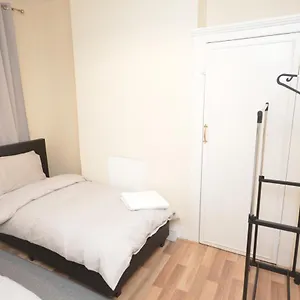 Cheerful 4 Bedroom House In Greater Holiday home London
