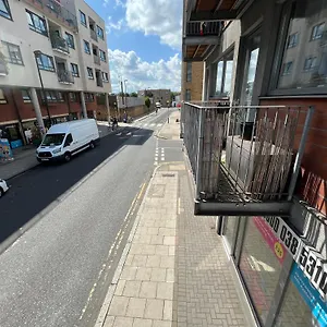 Apartment Modern Flat Near Transports, London